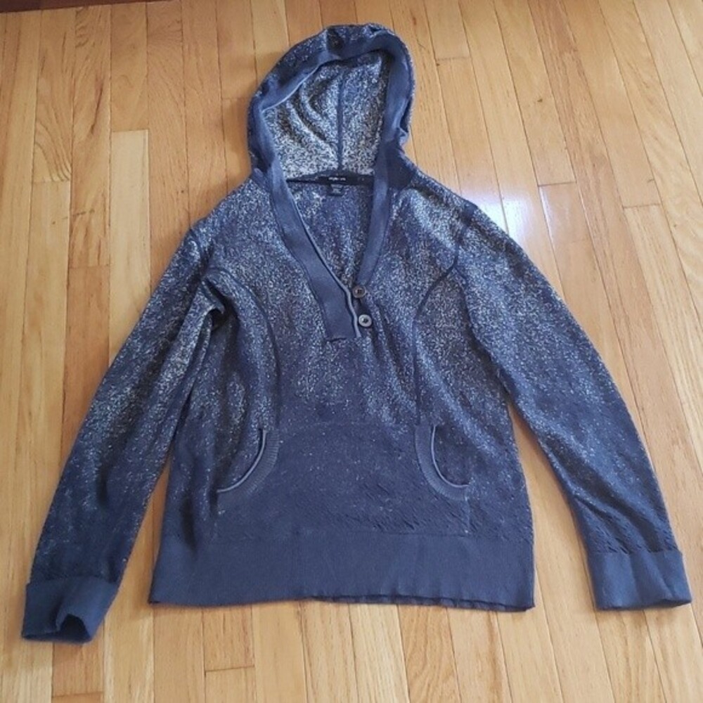 Style&Co. Navy and White V-neck pullover. Excellent Condition Size M